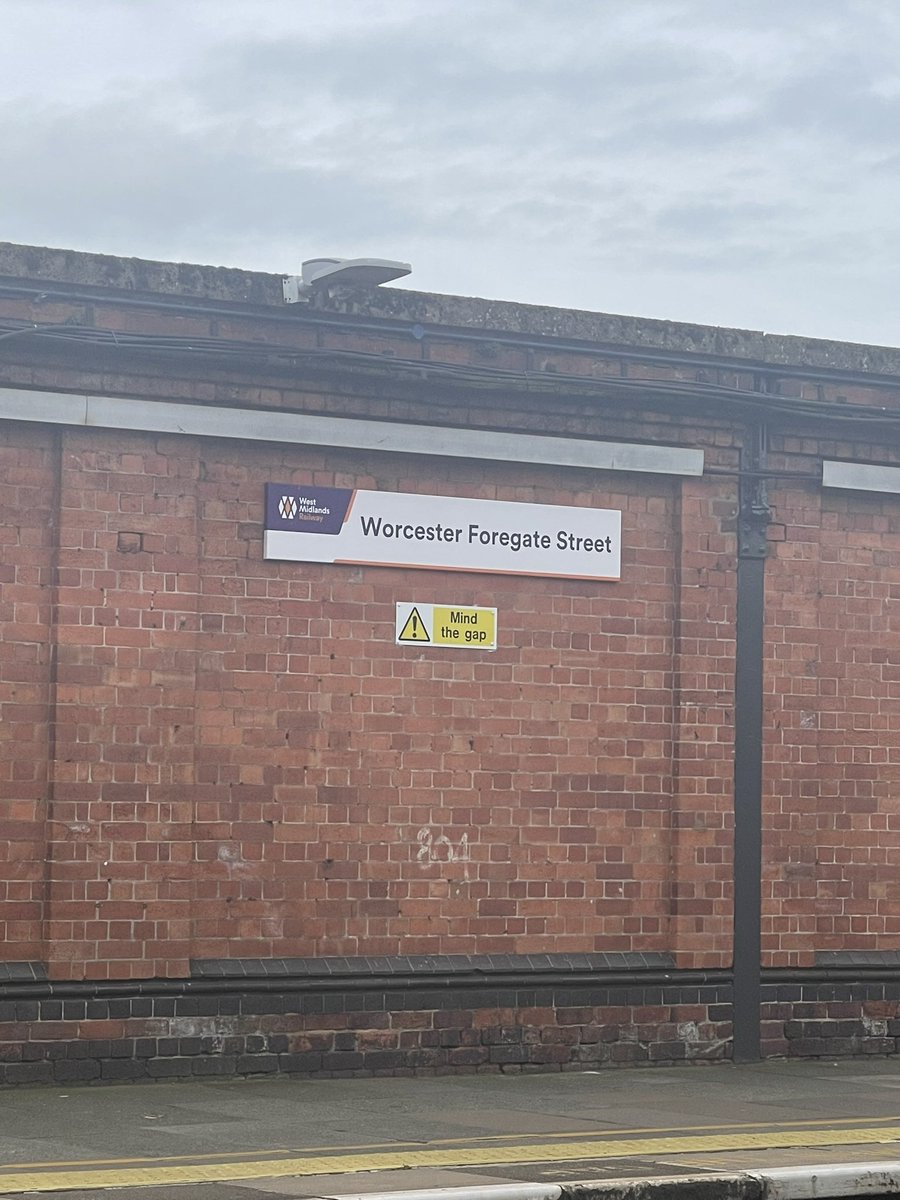 Waiting for the train 🚂 going to see the new event site 👍 <a href="/SilvflameLtd/">Jon SILVFLAME LTD WILDFIRE PROTECTION SYSTEM'S ®️</a> <a href="/LeoSilvflameLtd/">Leo @ Silvflame Ltd Wildfire Protection Systems ®️</a>