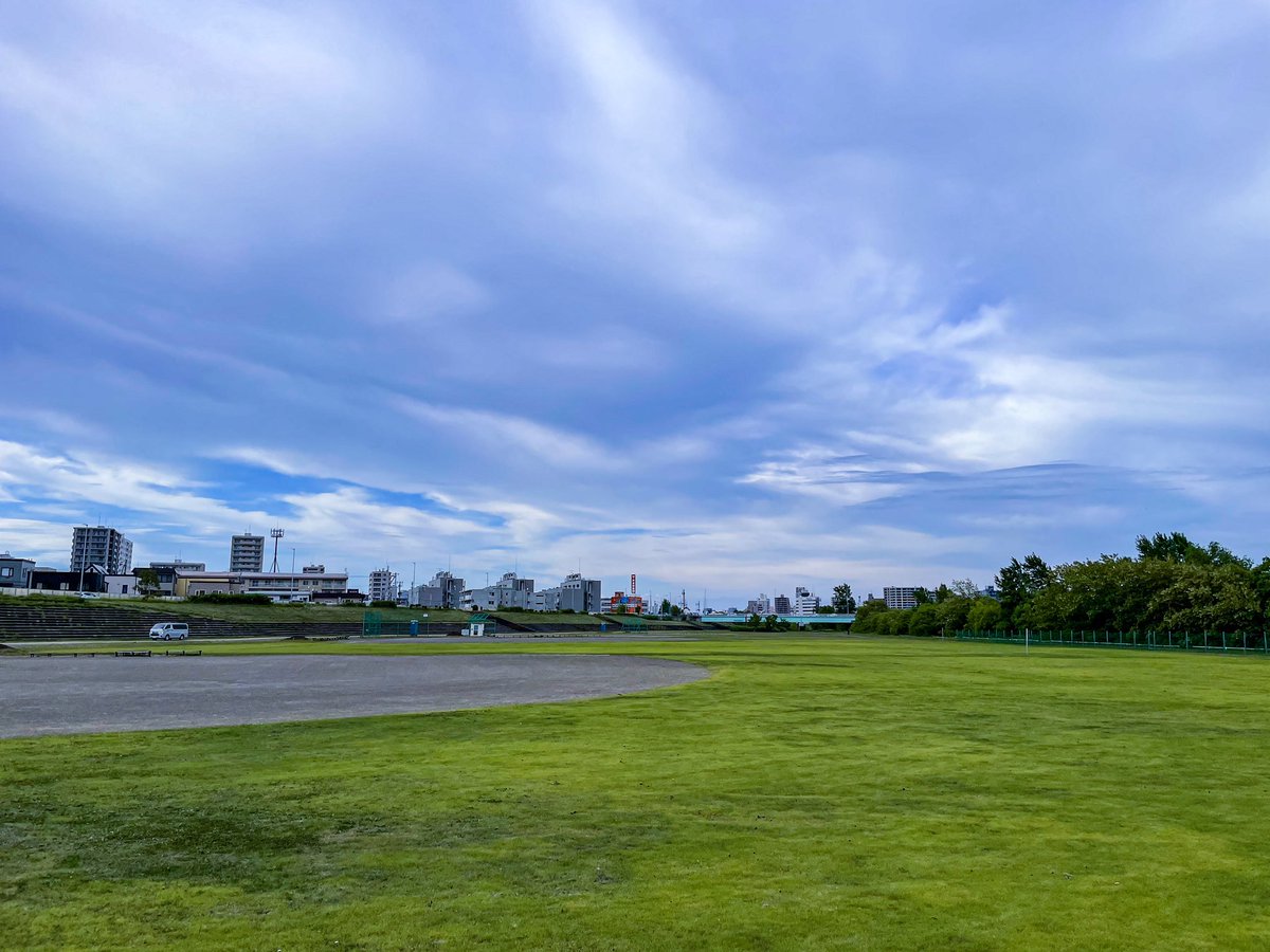 m0zzu_RotD's tweet image. Jun-3
Workout: 50‘ easy
Surface: Grass
Shoes: #ghost13 #brooks
Today: 9.16 km
7 days: 46.2 km
30 days: 330.7 km

河川敷の野球場、意外といい芝。