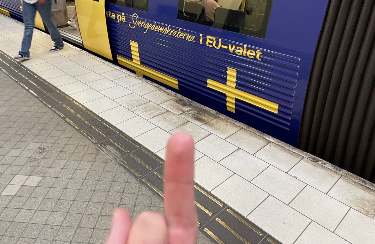 vitkor's tweet photo. Förbjud sån här skit. Förbjud reklam helt i kollektivtrafiken när ni håller på. Den motsvarar drygt 2% av SL:s intäkter men resenärerna får betala med sin uppmärksamhet. https://t.co/pnYNkYFMgE