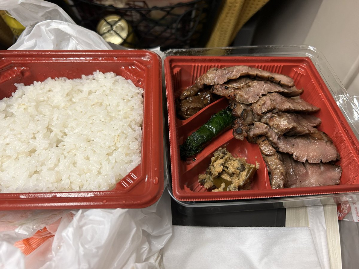 whats_michael's tweet image. #ポケモンGOFest仙台 終わってから、牛タンの店が全部大行列。当然そうなるとは思ってた。30分待ちの牛タン弁当買って新幹線で食べた😆