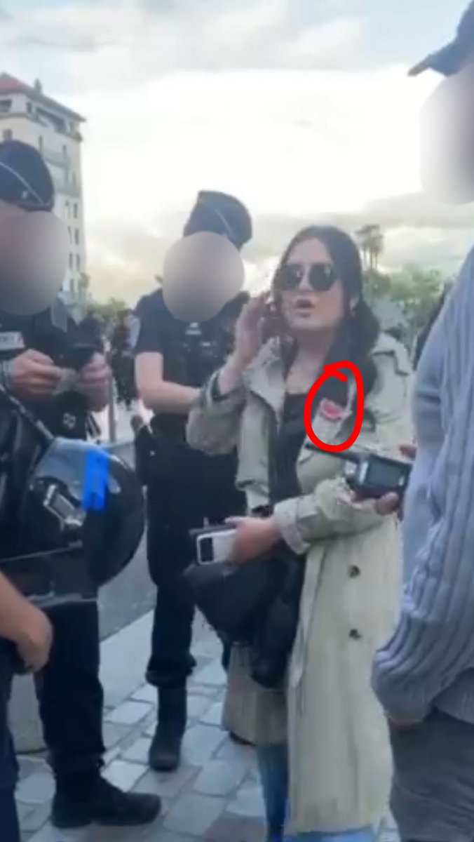 CerfiaFR's tweet photo. 🇫🇷🍉 FLASH | Une manifestante pro-palestinienne a été verbalisée à Lyon, recevant une amende de 135 €, pour avoir porté un pin's en forme de pastèque aux couleurs du drapeau de la Palestine, considéré comme "un signe distinctif de participation à une manifestation interdite". https://t.co/CYyOXcHBOW