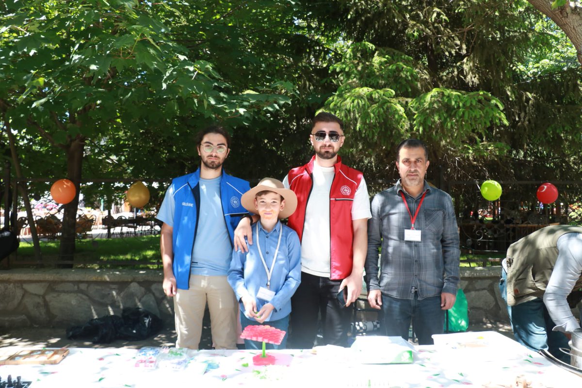 PatnosBilsem's tweet photo. Bilsem Şenliğimiz de bizi yalnız bırakmayan Patnos İlçe Gençlik ve Spor Müdürümüz Sayın Fatih Alpaslan'a ve Patnos İlçe Milli Eğitim Müdürümüz Sayın Mansur Vural'a şükranlarımızı iletiyoruz.
@FatihALPASLAN04 
@AgriGM
@PatnosGM
@Mansurvural2 
@PatnosMEM 
@AgriBilsem https://t.co/Nury8h3gHk