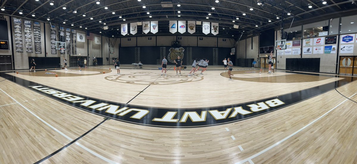 Bryantwbball's tweet photo. Practice on the new court.

#dawgsgottaeeatt https://t.co/r1BYoprYR5