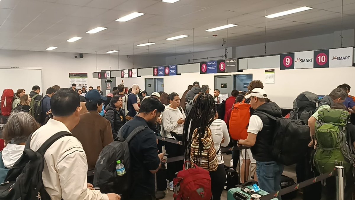 Carlos Gonzales (@carlomagno1005) on Twitter photo Se comenzó a llenar el aeropuerto de Trujillo. Los vuelos de 6.00 a.m. y 12 m. fueron cancelados. Vía RPP Trujillo. #Trujillo #aeropuerto. <a href="/RPPNoticias/">RPP Noticias</a> Se comenzó a llenar el aeropuerto de Trujillo. Los vuelos de 6.00 a.m. y 12 m. fueron cancelados. Vía RPP Trujillo. #Trujillo #aeropuerto. <a href="/RPPNoticias/">RPP Noticias</a>