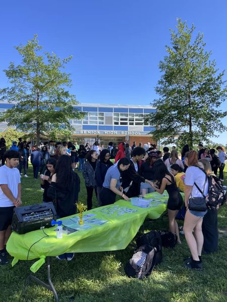 bcps_psychs's tweet photo. Lansdowne High School psych, Krystal Neal, organized an amazing mental health mile walk last week for her school community. Over one hundred students and staff walked to bring awareness to student mental health! https://t.co/7QDG3kLYCF