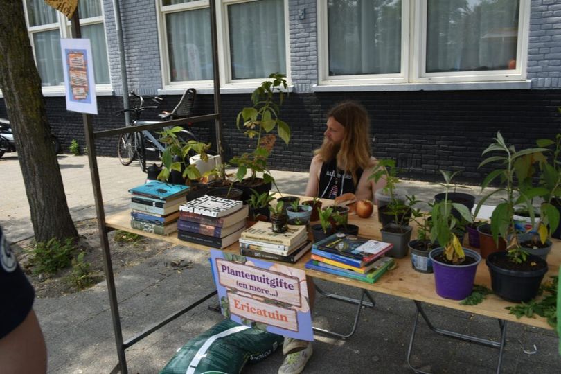 Bloemhoffer Tjeenk is aankomende zaterdag weer aanwezig op het Bloemhof Festival. Hij geeft plantjes weg, ruilt boeken en je bent van harte welkom om een bakje thee met hem te drinken. 🎉

Meer over het Festival lees je via likejewijk.nl/.../bloemhof-f…

#OnsBloemhof