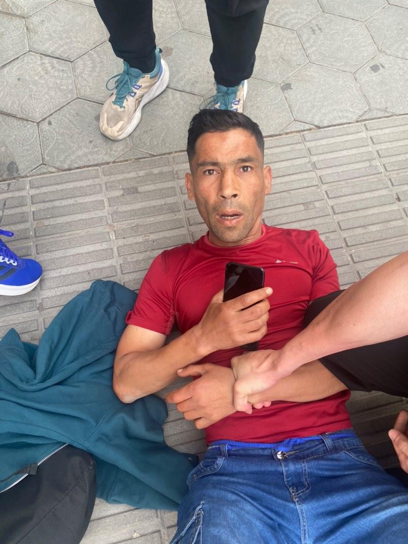Barcelone : Un Marocain renverse une personne âgée, lui donne des coups de poing et lui vole son portefeuille, sa chaîne et son téléphone Des témoins l'attrapent et le retiennent jusqu'à l'arrivée de la police Voici son visage du voleur lorsqu'il découvre qu'il est pris en photo