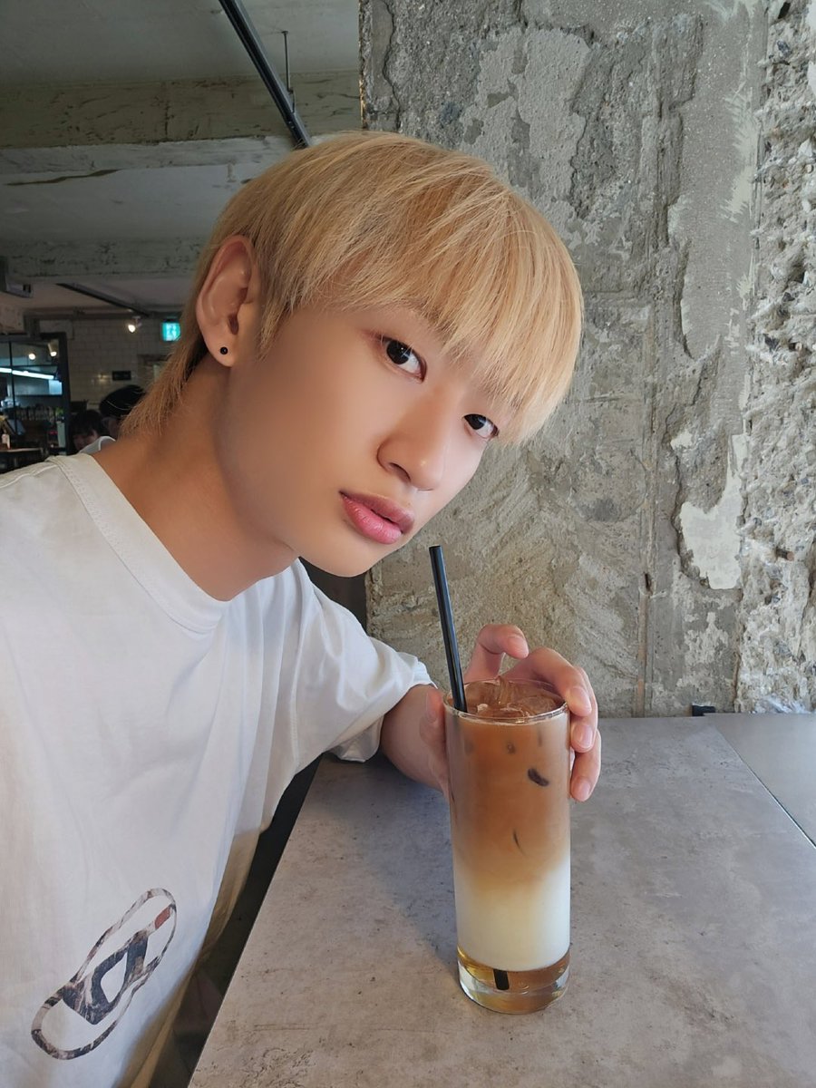 [#OX]

요즘 라떼가 좋아💜💚

#OMEGA_X #오메가엑스  
#태동 #TAEDONG