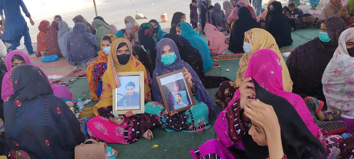 Sarawaan1's tweet image. In Turbat, heart-wrenching scenes unfold as families of forcibly disappeared individuals clutch onto pictures of their loved ones, demanding answers .Their plea is simple yet powerful: You took them alive,we want them alive &quot;.Let&apos;s amplify their call
#EndEnforcedDisappearances