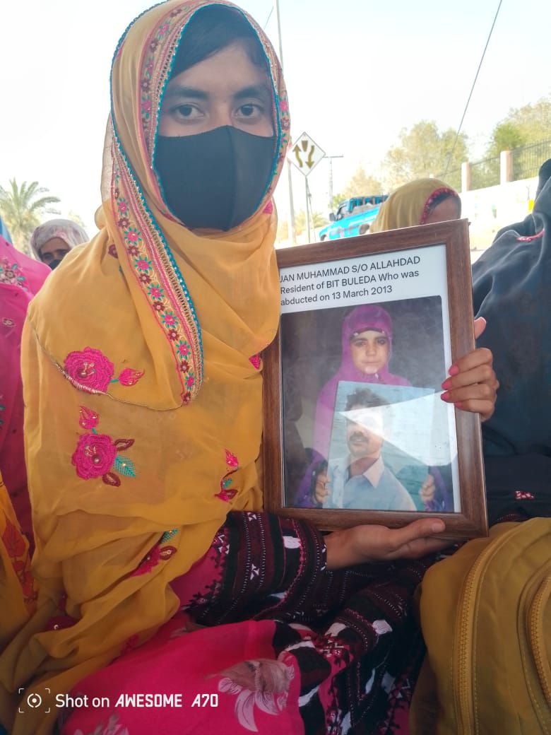 Sarawaan1's tweet image. In Turbat, heart-wrenching scenes unfold as families of forcibly disappeared individuals clutch onto pictures of their loved ones, demanding answers .Their plea is simple yet powerful: You took them alive,we want them alive &quot;.Let&apos;s amplify their call
#EndEnforcedDisappearances