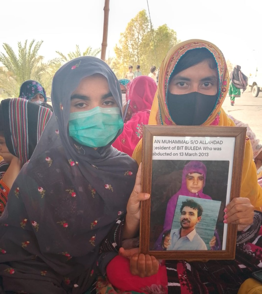 Sarawaan1's tweet image. In Turbat, heart-wrenching scenes unfold as families of forcibly disappeared individuals clutch onto pictures of their loved ones, demanding answers .Their plea is simple yet powerful: You took them alive,we want them alive &quot;.Let&apos;s amplify their call
#EndEnforcedDisappearances