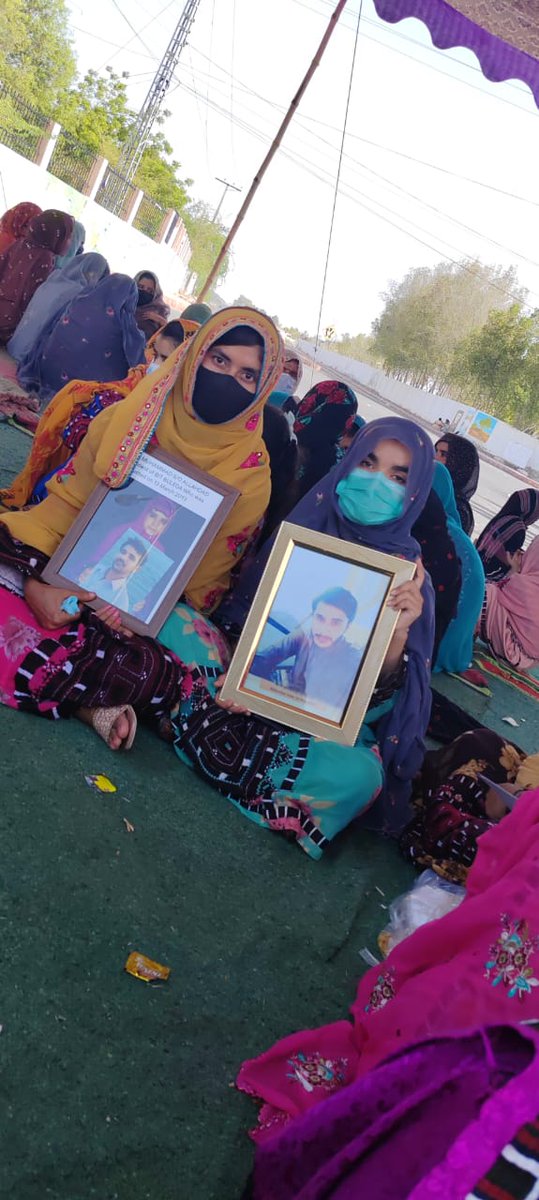 Sarawaan1's tweet image. In Turbat, heart-wrenching scenes unfold as families of forcibly disappeared individuals clutch onto pictures of their loved ones, demanding answers .Their plea is simple yet powerful: You took them alive,we want them alive &quot;.Let&apos;s amplify their call
#EndEnforcedDisappearances