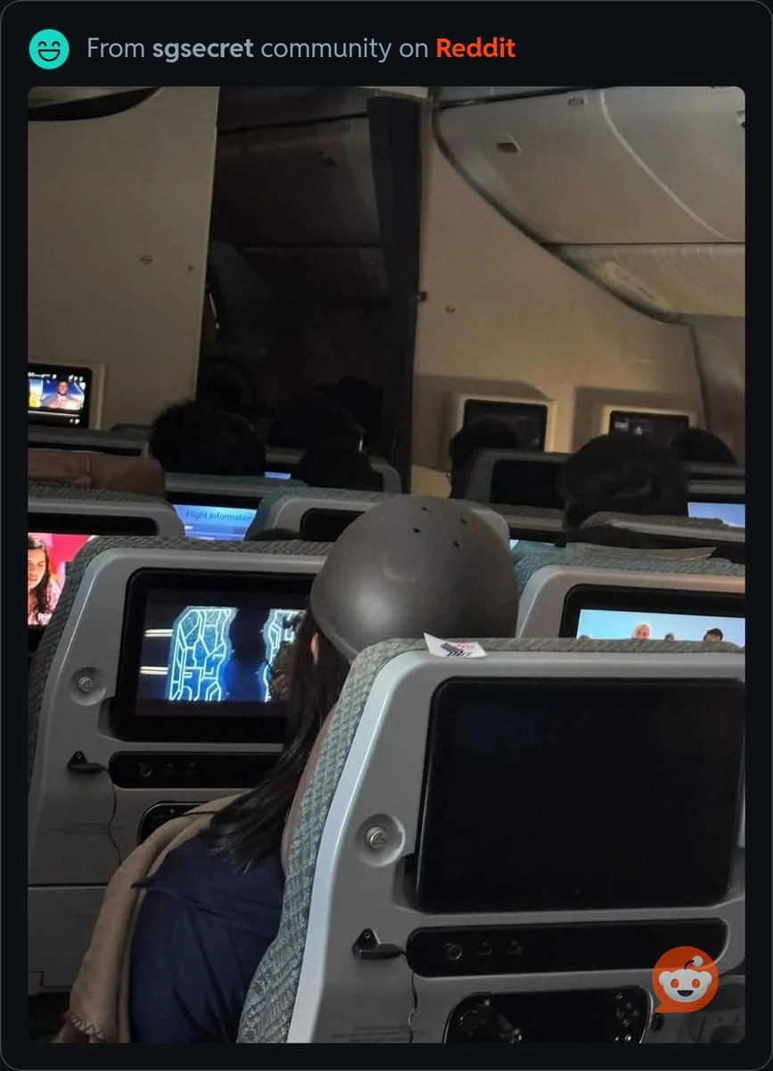 upliftn's tweet photo. 予期せぬ乱気流に備え、機内でヘルメット装着の乗客 https://t.co/rWdM8nGrwE