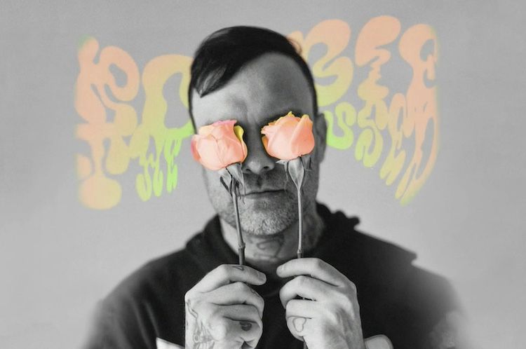 . @WeAreTheUsed's Bert McCracken has shared the vibrant new single ‘Just A Little Bit’, the first release from his pop solo project Robbietheused.

rocksound.tv/news/the-useds…