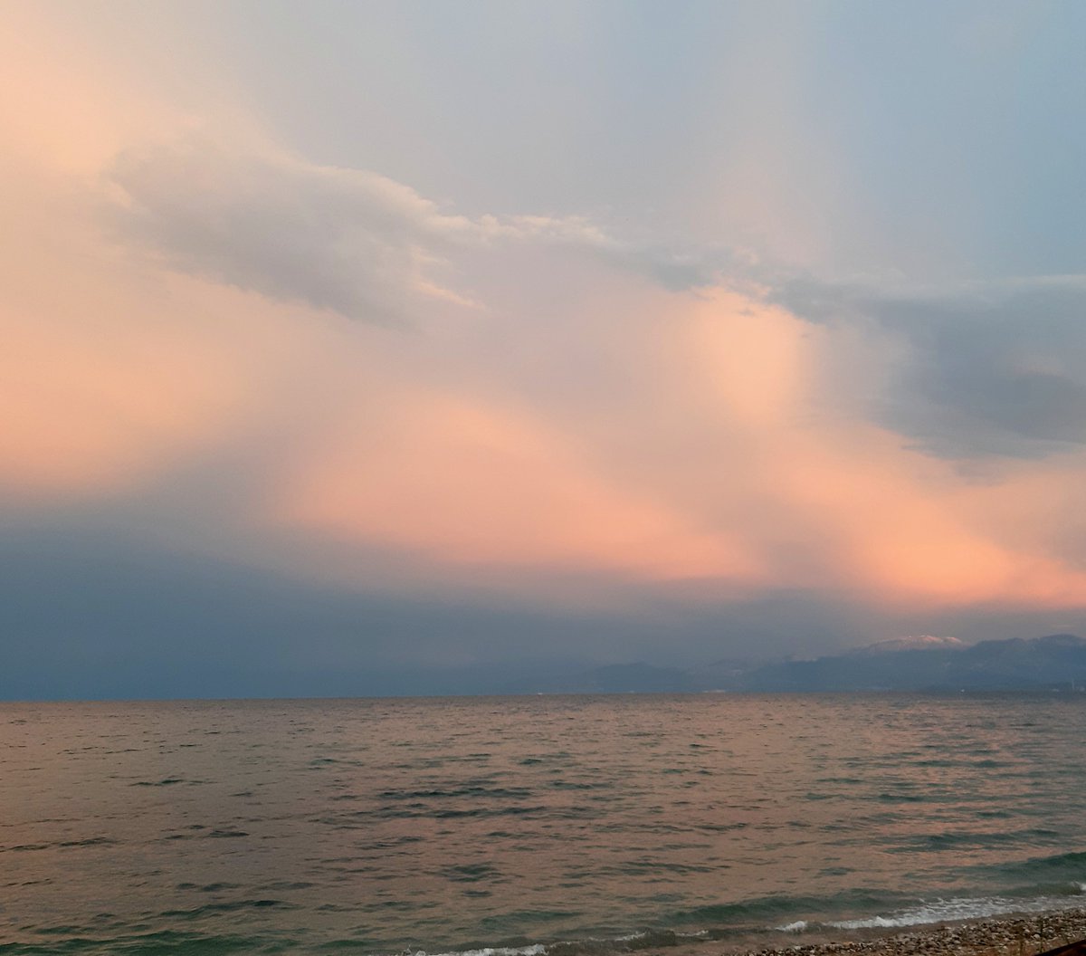 animalibera14's tweet photo. Prova #aDescriverlo il silenzio...
per me è come una nuvola rosa
che si tuffa nel mare.
#unTemaAlGiorno
@UnTemaAlGiorno https://t.co/BCvN69Yz6K