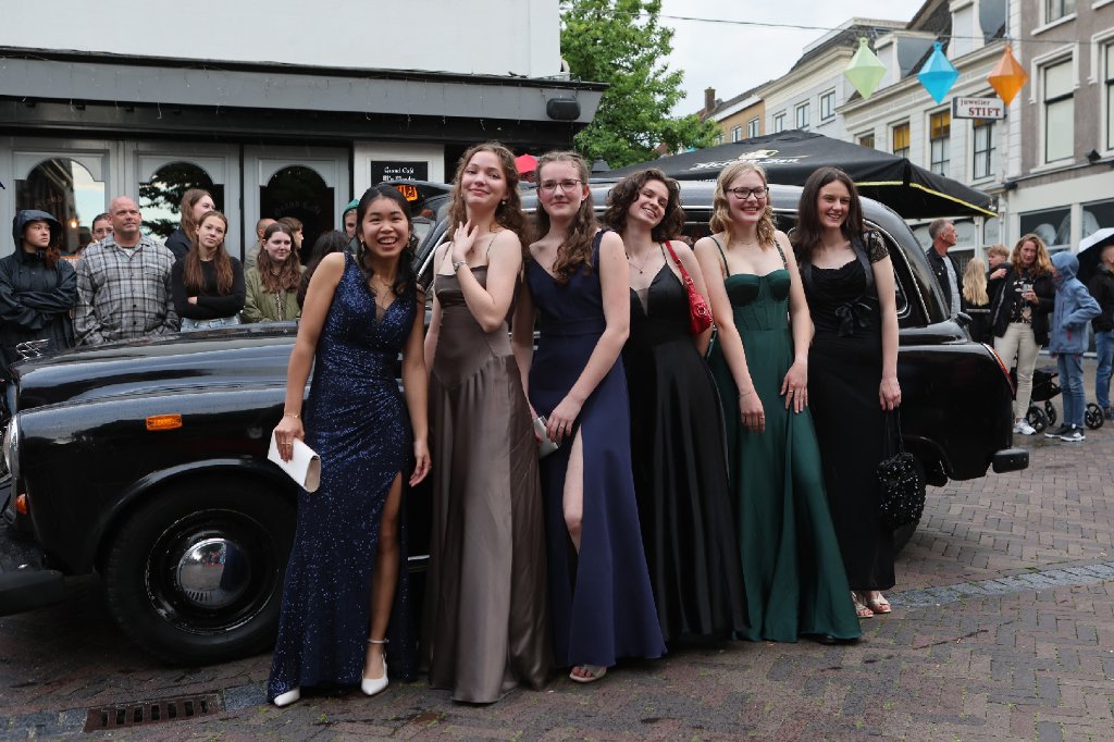 Eindexamengala van Het Heerenlanden in het centrum van Leerdam: 'We hadden het onder controle, dachten we' [fotoserie]  -  hetkontakt.nl/vijfheerenland…