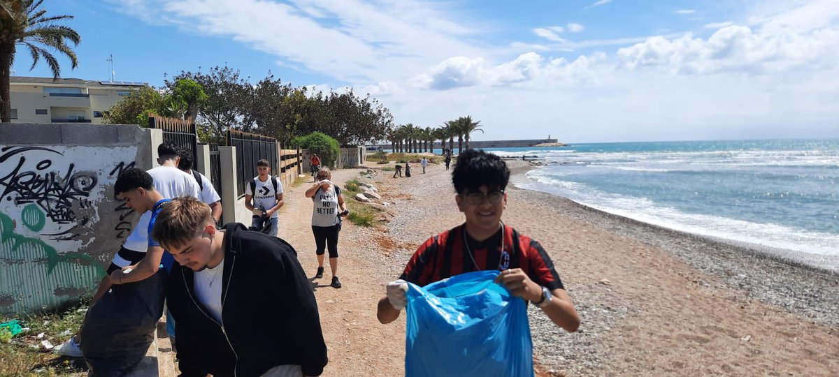 FPBenicarlo's tweet photo. 🌍 Amb l'objectiu de denunciar i conscienciar del problema dels residus en la natura, el #CIPFPBenicarló de la mà de Lucía, Coordinadora de #Sostenibilitat, s'uneix al "Projecte Let's Clean Up Europe"❗
#CleanUpEurope #Benicarló
@Ajunt_Benicarlo @LetsCleanUpEU https://t.co/IB6wTZ3BFT