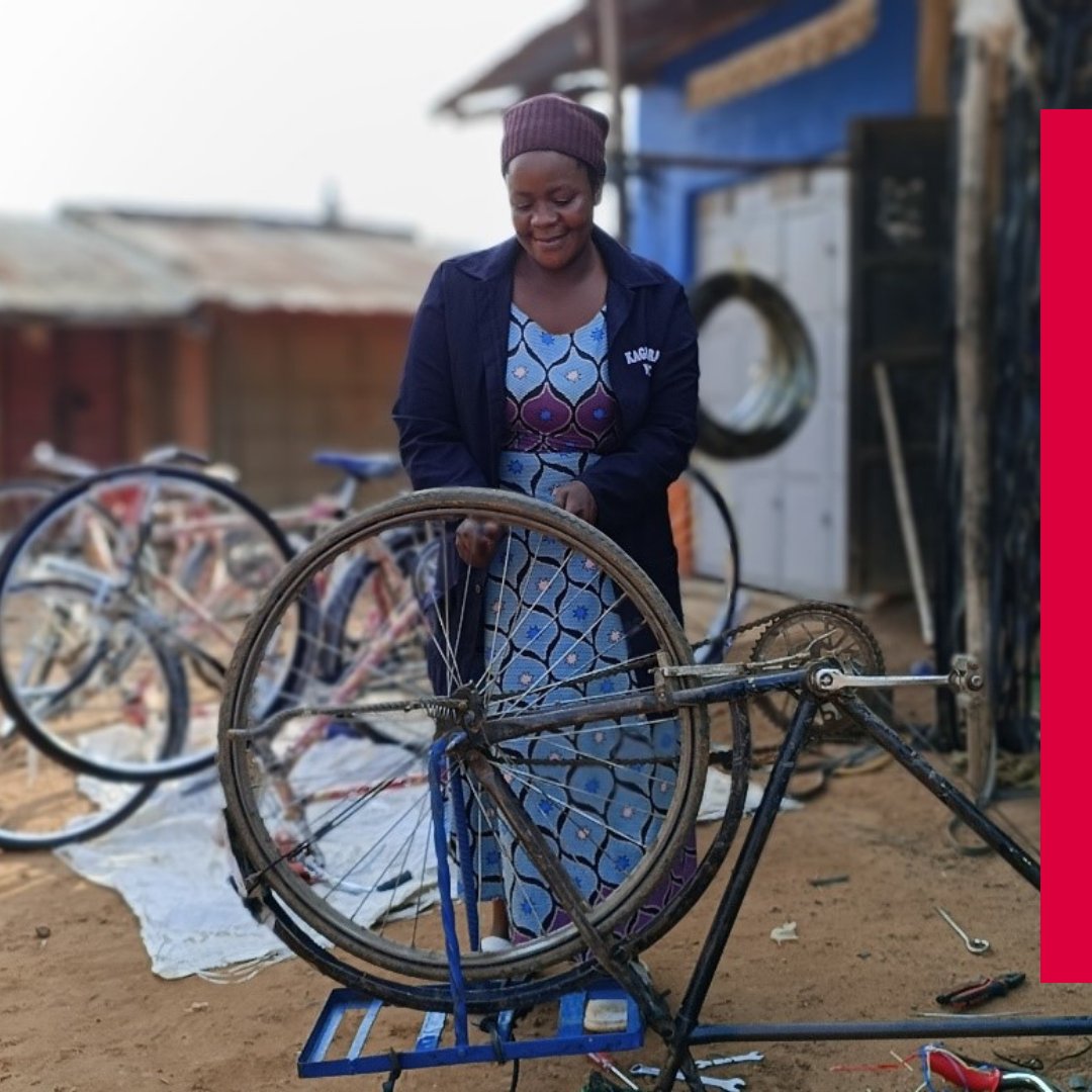 WarChildCan's tweet photo. It’s #WorldBicycleDay!
Amina, an inspiring bicycle repairer in Uganda, fled conflict in the Congo w/her 3 children.
Thanks to a War Child apprenticeship program w/@MasterCardFdn, Amina hones skills & dreams of owning a bicycle spare parts shop!
#EmpowerWomen #BeyondAQuickFix https://t.co/xb3OYPeRA0