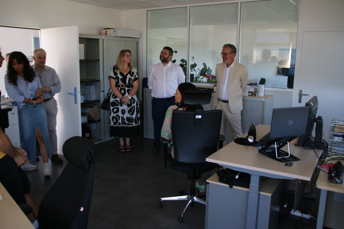 msaprovenceazur's tweet photo. ✂L'agence MSA de Hyères accueille dans ses locaux les équipes de la Carsat #interregime en présence du DG @Carsat_sudest Vincent Verlhac, de @SylvainHutin (DG MSA PA) ainsi que du vice président (J-Y Constantin) et de la Présidente Départementale_83 (M.GOUIRAND) #elusMSA https://t.co/H056wGCRs0