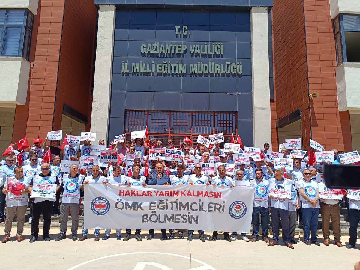 MehmetDemirEBS's tweet photo. 📌 Daha bütüncül ve Kapsayıcı bir Öğretmenlik Meslek Kanunu için Gaziantep İl Milli Eğitim Müdürlüğü Önünde Eylemdeyiz…

ÖMK'nın beklentileri karşılaması için 81 ilde eş zamanlı olarak eylemdeyiz… https://t.co/n5Ru8p1snC