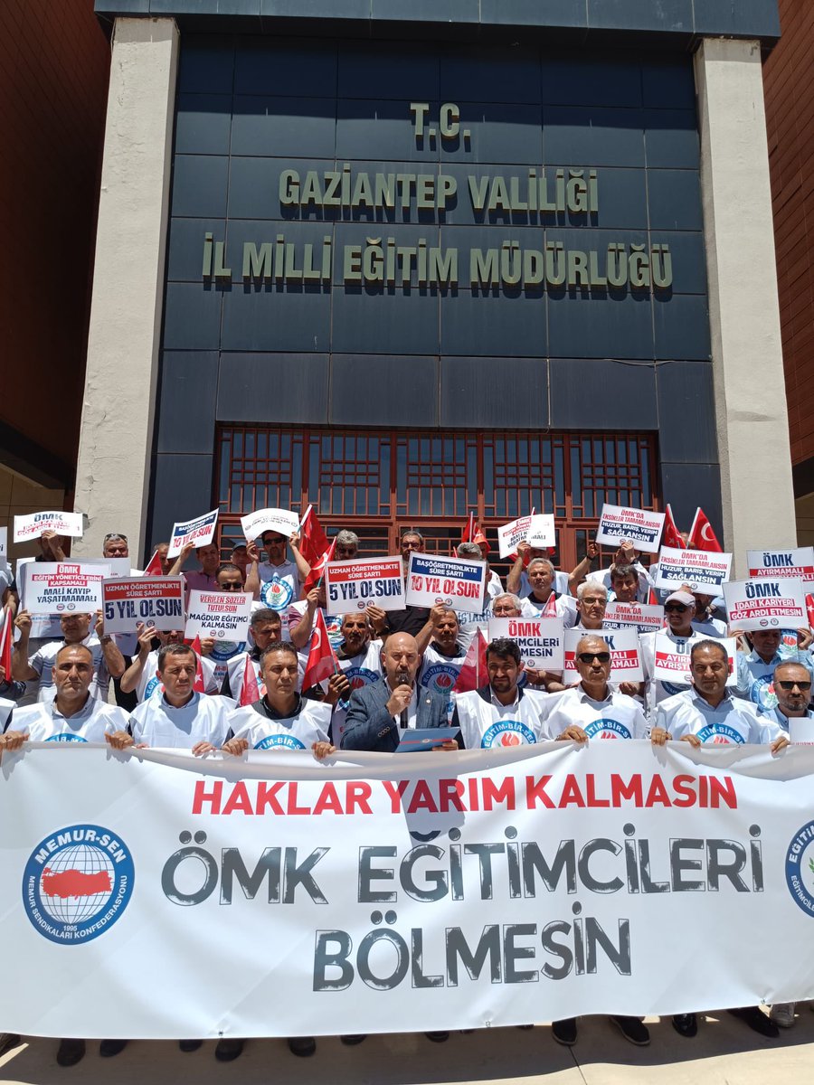 MehmetDemirEBS's tweet photo. 📌 Daha bütüncül ve Kapsayıcı bir Öğretmenlik Meslek Kanunu için Gaziantep İl Milli Eğitim Müdürlüğü Önünde Eylemdeyiz…

ÖMK'nın beklentileri karşılaması için 81 ilde eş zamanlı olarak eylemdeyiz… https://t.co/n5Ru8p1snC