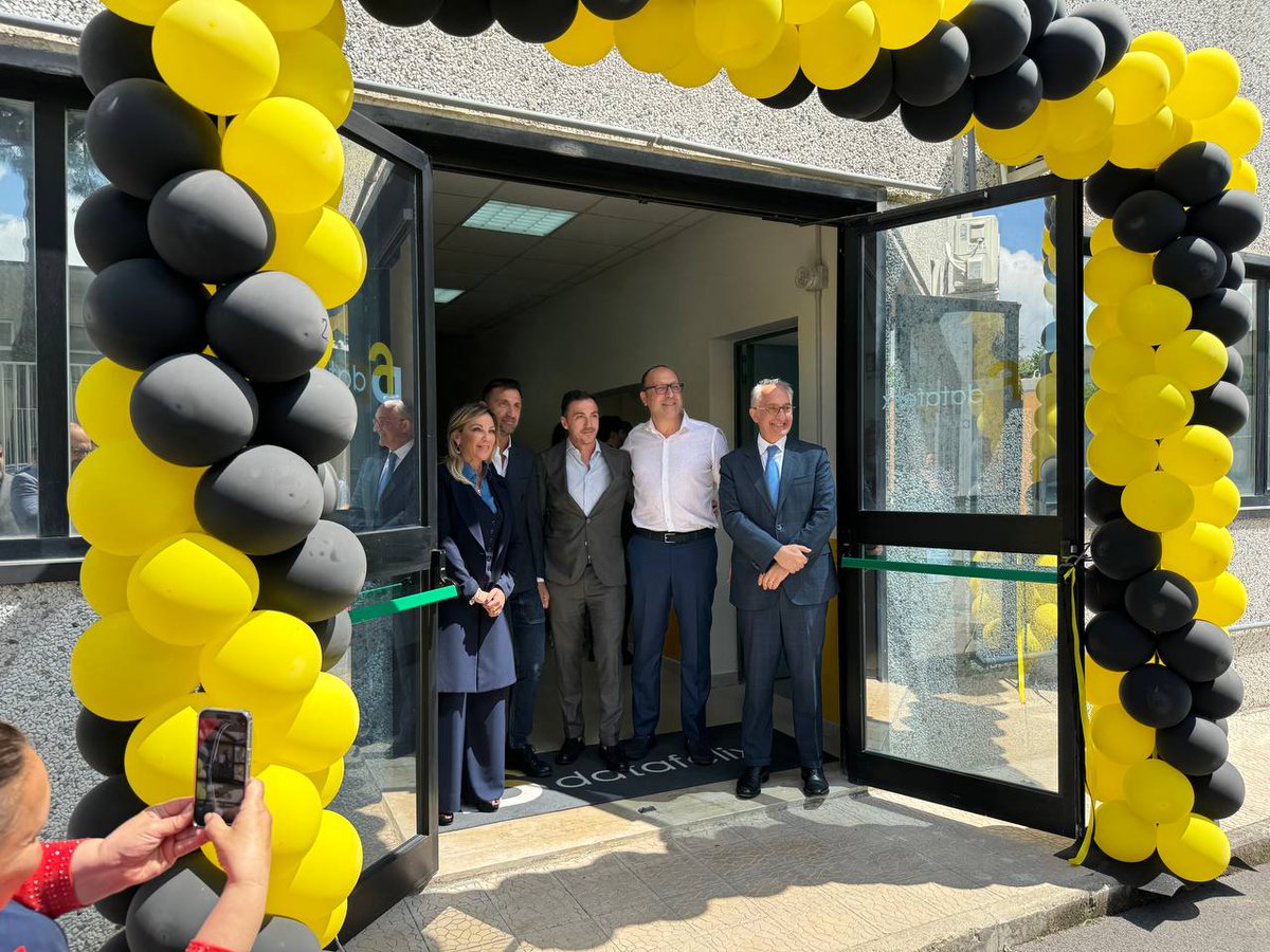 MIX_exchange's tweet photo. 🎉 Questa mattina a Caserta è stato ufficialmente inaugurato DF01, il nuovo data center carrier neutral TIER III+ del Sud Italia e sede di MIX-Caserta, l'IX locale di MIX!

#Internet #Peering #network #IXP https://t.co/SDZ9ium7Uj