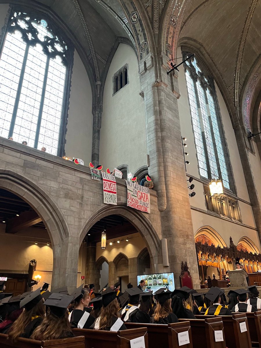 UCLaborCouncil's tweet photo. Banner drop met with cheers this weekend at the UChicago SSD graduation. 
The message was heard loud and clear — Disclose, Divest, Repair.
Free Palestine! https://t.co/fd3yU9Q7xs