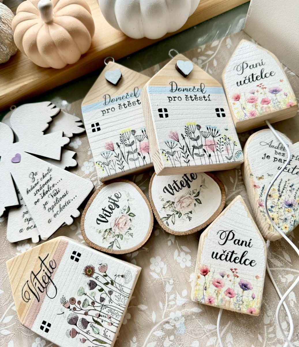 _PetiteProvence's tweet photo. 🧡 Jedna od pracovního stolu 🧡 Už jen zabalit do balíčku.. Jsem moc ráda, že se vám moje práce líbí! 😀

🌞 Přeji krásný den 🌞

#dekorace #drevo #handmade #petiteprovence https://t.co/X8UXHeJWFO