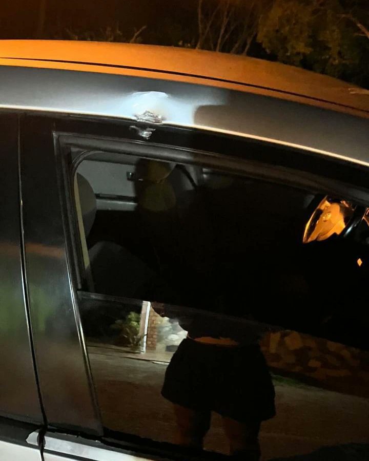 BajoLaLupaInfo's tweet photo. #HoyEsNoticia Vuelven los lanza piedras de la Juan Bautista.

@victoriaavillarroel fue la víctima está vez. Nos cuenta que esta pedrada la recibió en la puerta de copiloto de su vehículo, mientras hacia su labor de transporte privado. 

👇🏽 https://t.co/JjthvDHls3