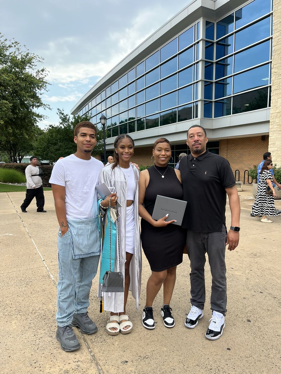 Mia Evans tweet media