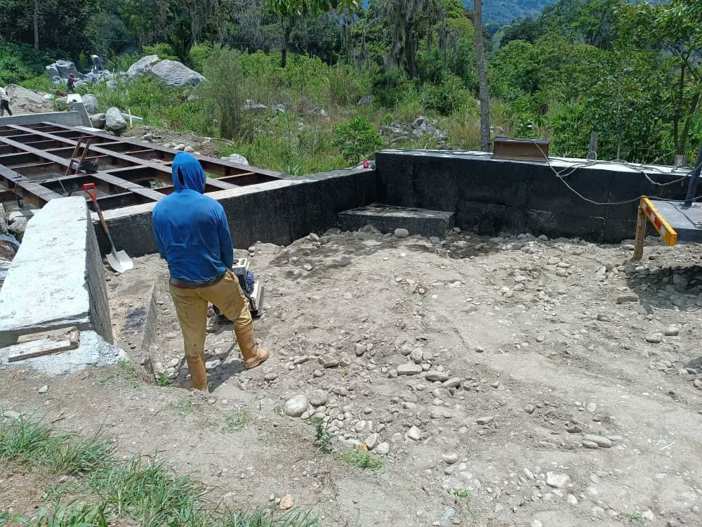 inmivimerida's tweet photo. Funcionarios del Inmivi siguiendo lineamientos del gobernador @JEHYSONGUZMAN supervisan trabajos a la obra "Construcción de Puente el Rincón II etapa", parroquia Jacinto Plaza del Municipio Libertador del Estado Bolivariano de Mérida, con un Avance 70% de ejecución. https://t.co/r1Ps4W5cQ0
