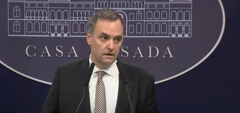 Dataclave's tweet photo. 🚨#AHORA | @madorni: "El presidente le encomendó a Sturzenegger el diseño de un nuevo sistema de acopio de alimentos de emergencia. En estos seis meses de gestión, Capital Humano terminó con los intermediarios y comedores fantasmas" https://t.co/EBcvBIlAsE