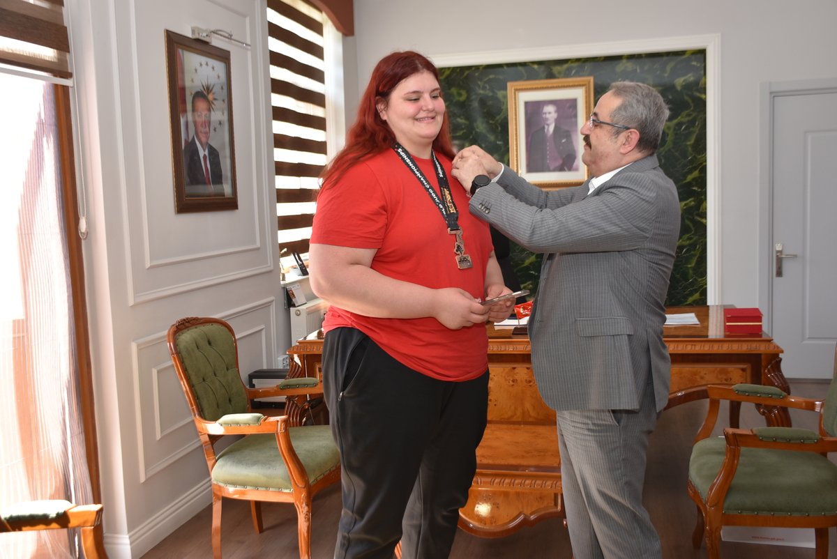Salihli_Kym's tweet photo. Judo Dünya üçüncüsü Hilal ÖZTÜRK, Kaymakam SAĞLAM’ı Ziyaret Etti.
https://t.co/NqMkvyT0uI https://t.co/hCQ3Xc2cX2