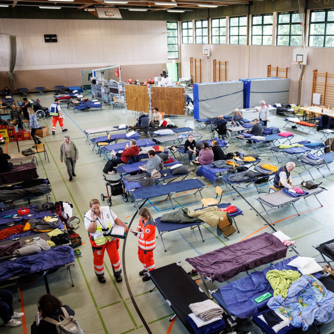 brkaktuell's tweet photo. Was kommt nach einer Evakuierung? #Betreuung und Verpflegung durch die #BRK-Bereitschaften. Wie hier in Reichertshofen in einer Turnhalle. Der Betreuungsdienst hilft Menschen mit dem, was sie am dringendsten benötigen - Essen und Trinken, Unterkunft oder Bekleidung. https://t.co/sfAEuXfNIj