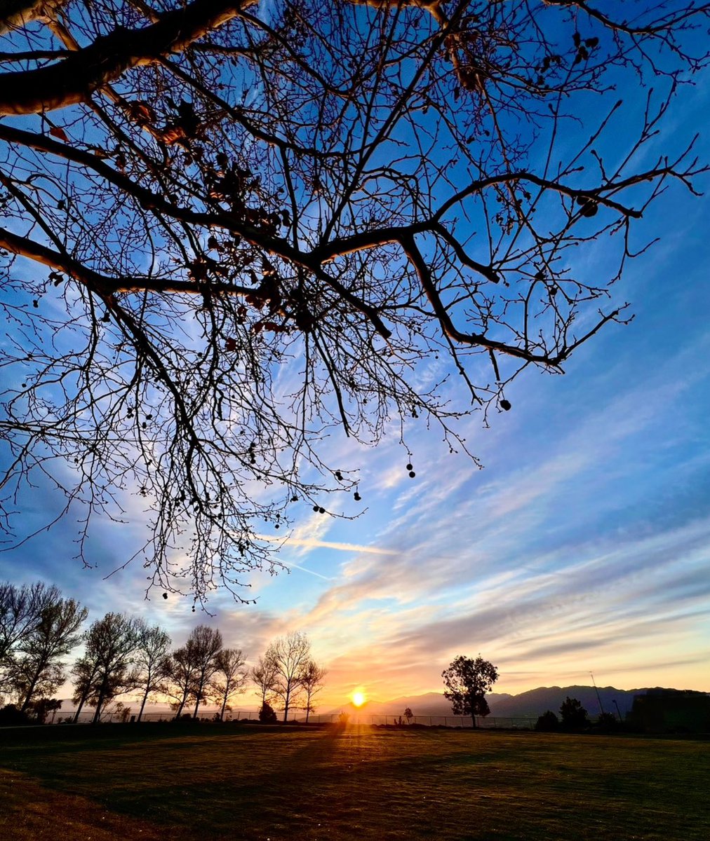 Good Morning From #SoCal!🌞 Once again, #JuneGloom is in full effect this morning, so here’s a recent, unpublished sunrise. #MondayMorning #Sunrise #SunrisePhotography #Spring #Sky #SkyPhotography #June