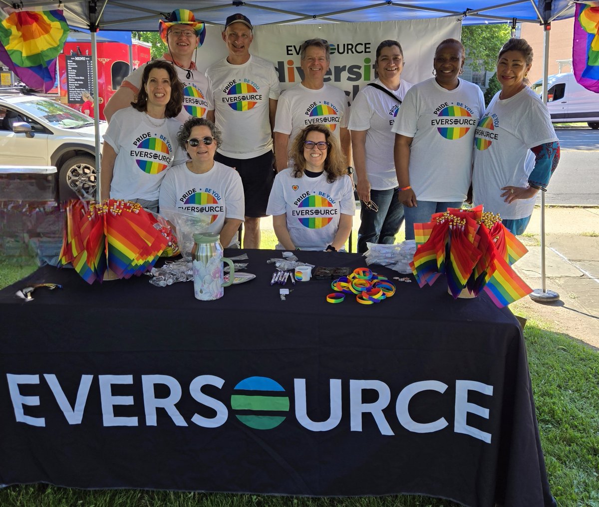 EversourceCT's tweet photo. π³οΈβπ We kicked off #PrideMonth by joining in Middletown Prideβs #PrideFest parade! #TeamEversource decorated our bucket truck, marched alongside colleagues, friends and family, and handed out flags. We had an amazing day β€οΈ π§‘ π π π π #middletownpride https://t.co/TT3PtObNPx