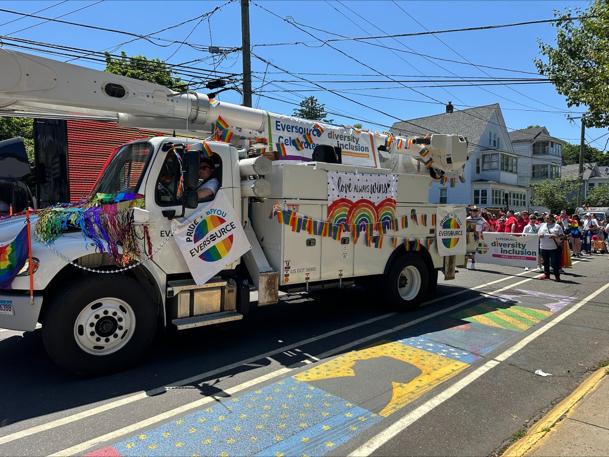 EversourceCT's tweet photo. π³οΈβπ We kicked off #PrideMonth by joining in Middletown Prideβs #PrideFest parade! #TeamEversource decorated our bucket truck, marched alongside colleagues, friends and family, and handed out flags. We had an amazing day β€οΈ π§‘ π π π π #middletownpride https://t.co/TT3PtObNPx