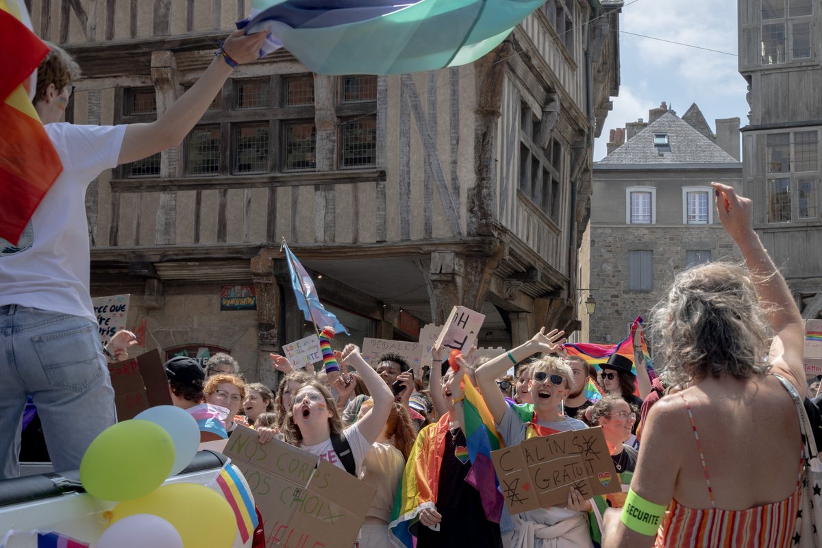 🗣 « On est invisibilisés dans le monde rural » :

À Dinan en Bretagne, des lycéens initient la toute première Pride 🏳️‍🌈 

On y était ⬇️

streetpress.com/sujet/17174188…