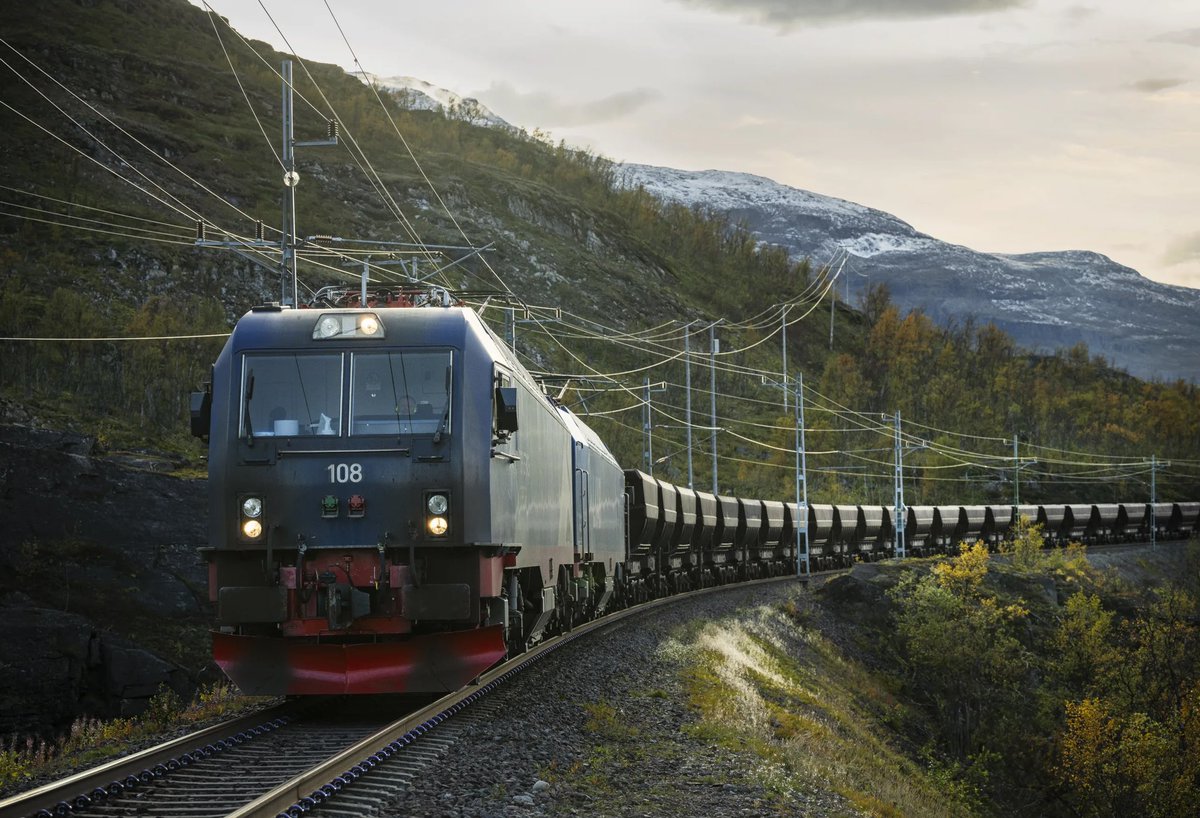 Stoppet på grund av solkurvor på Malmbanan förlängs. Ny prognos för trafikstart är lördag 8 juni.

LKAB förlorar 100 miljoner kronor i intäkter varje dag trafiken står stilla.
Det är hög tid för dubbelspår nu.

via.tt.se/pressmeddeland…