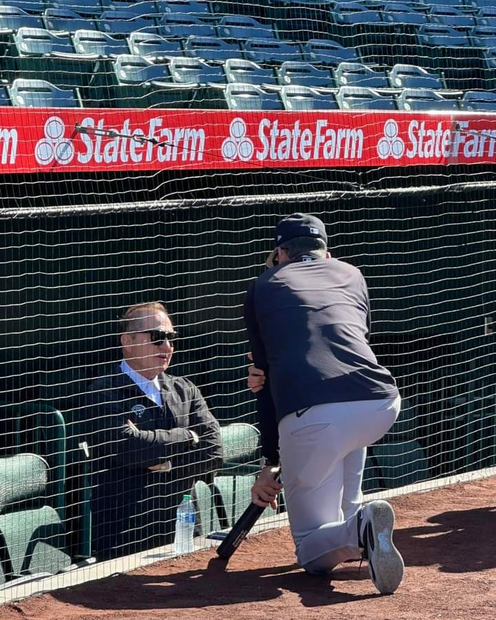 AaAstacio59134's tweet photo. Aaron Boone y Scott Boras (Agente de Juan Sotoh hablando antes del juego de hoy!

De que tema creen que estaban hablando!? 👀 MVP.. https://t.co/Stst3JZXvs