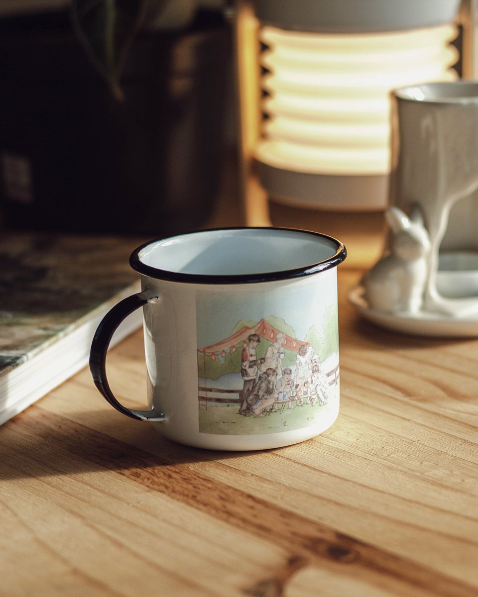 bepurpleshop's tweet photo. Conforto, beleza e significado 🍃☕️

Nossa caneca In The Soop, que foi amada por vocês, volta hoje pro site em pré-venda. Às 18h! 

Ela é esmaltada e tem uma ilustração cozy dos nossos 7, tomando um café juntinhos na natureza 🤍 https://t.co/l689A4hzKg