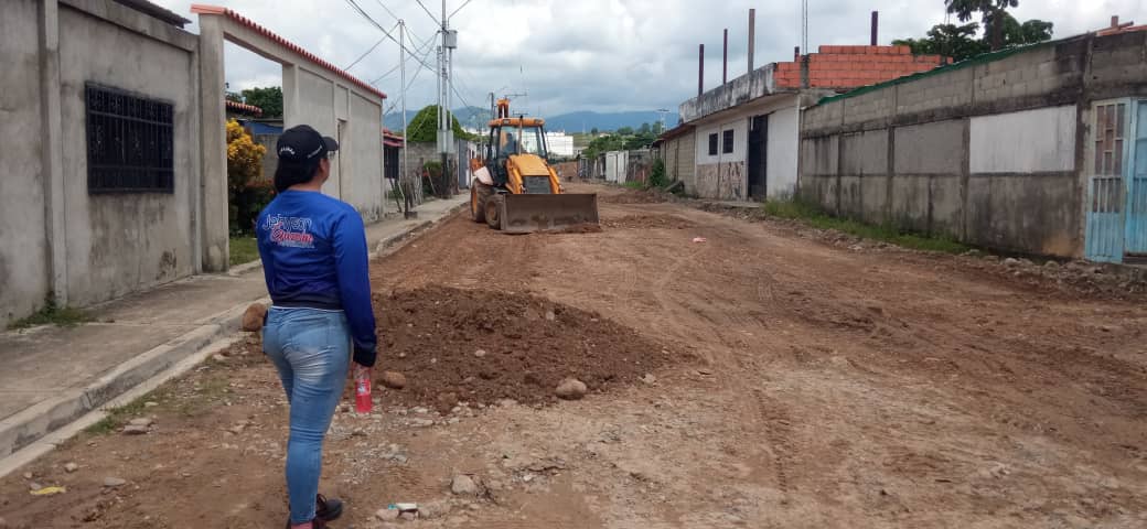 inmivimerida's tweet photo. Continúan trabajos en obra de Rehabilitación integral de 3100 metros cuadrados de asfalto, desde la Panamericana hasta el sector Hugo Chávez, parroquia Presidente Páez, Municipio Alberto Adriani, donde se realizan trabajos de conformación de la vía principal con la calle Trinidad https://t.co/TgbnF0Fdnd