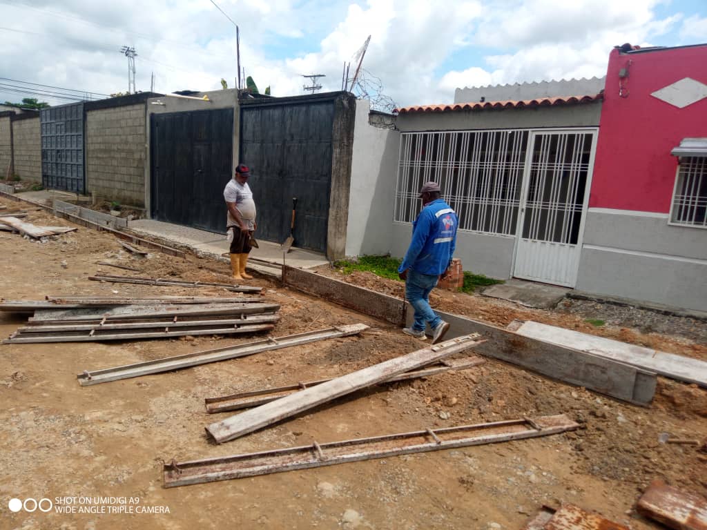 inmivimerida's tweet photo. Continúan trabajos en obra de Rehabilitación integral de 3100 metros cuadrados de asfalto, desde la Panamericana hasta el sector Hugo Chávez, parroquia Presidente Páez, Municipio Alberto Adriani, donde se realizan trabajos de conformación de la vía principal con la calle Trinidad https://t.co/TgbnF0Fdnd
