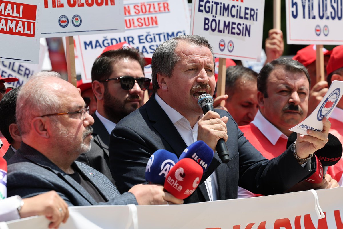 _aliyalcin_'s tweet photo. Daha bütüncül, kapsayıcı, beklentiyi karşılayan bir Öğretmenlik Meslek Kanunu için TBMM önünde ve ülke genelinde eylem yaptık.

ÖMK'nın beklentileri karşılaması; Şube Müdürü, Uzman, Araştırmacı, Müfettiş, Milli Eğitim Müdürü ve Yardımcıları kadrolarından bulunan çalışanlara Uzman Öğretmen ve başöğtetmen ünvanı hakkı için Türkiye'nin 81 ilinde eş zamanlı olarak eylem gerçekleştirdik. 

İstiyoruz ki;

☑️ Öğretmenlik Meslek Kanunu ekonomik krize kurban edilmemelidir.
 
☑️Ek ders ücreti artırılmalıdır.
 
☑️ Uzman ve başöğretmenlik için öngörülen hizmet süreleri taahhüt edildiği üzere 5 ve 10 yıl olmalıdır.
 
☑️ Kademe ilerlemesinin durdurulması cezası kariyer basamaklarına ilerlemeye engel olmamalıdır.
 
☑️ Sözleşmeli öğretmenler, kadrolu öğretmenliğin özlük haklarından faydalanmalı; anayasal hak olan aile bütünlüğü teminat altına alınmalı; kadroya geçen öğretmenlerin aile birliği sağlanmalıdır.
 
☑️ Sözleşmeli öğretmenlik kaldırılmalı; öğretmen istihdamında mülakat uygulamasından vazgeçilmelidir.

☑️… ➡️https://t.co/h7XzAkFzIy

@tcmeb | @HMBakanligi | @TBMMresmi
