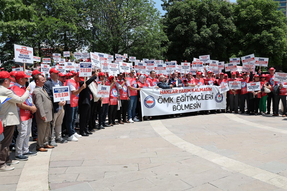 Daha bütüncül, kapsayıcı, beklentiyi karşılayan bir Öğretmenlik Meslek Kanunu için TBMM önünde ve ülke genelinde eylem yaptık.

ÖMK'nın beklentileri karşılaması; Şube Müdürü, Uzman, Araştırmacı, Müfettiş, Milli Eğitim Müdürü ve Yardımcıları kadrolarından bulunan çalışanlara Uzman