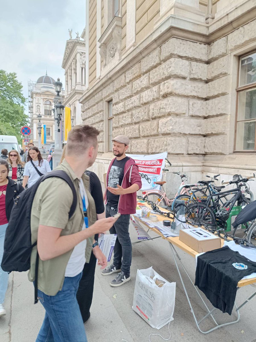 Wir haben heute Werbung gemacht für den Aktionstag Bildung am Do 6.6. Warum? Wir teilen die Forderung, dass es MEHR PERSONAL, GELD und angemessene Ressourcen im gesamten Bildungswesen braucht, vom Kindergarten bis zur Uni! Deshalb: Kommt zur gr.Demo am Do um 16h im S.-Freud-Park!