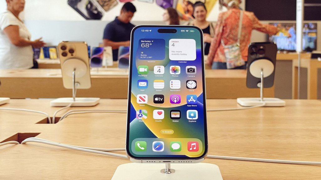 online_techjoy's tweet photo. 🔥Iphone 16 pro Max to (Iphone 16) #launch date, price in India ! Design camera specification latest leaks. Leaks suggest that the standard #iphone16 models will likely keep the same screen sizes but feature a new vertical camera module similar to the iphone (12) https://t.co/ykk0L9nXec