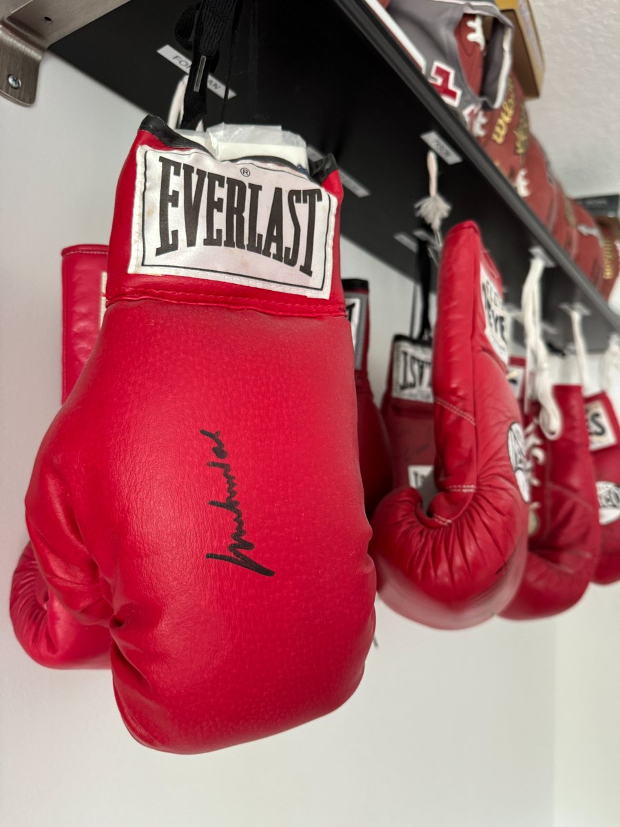 Hoy honramos al más grande de todos.
<a href="/MuhammadAli/">Muhammad Ali</a> 💥🥊
Hace 8 años perdimos a nuestro Campeón 🖤
 "The Greatest of All Time" 1/17/1942 - 6/3/2016 

🥊Este guante con su firma es el más preciado 
en mi colección.🥊