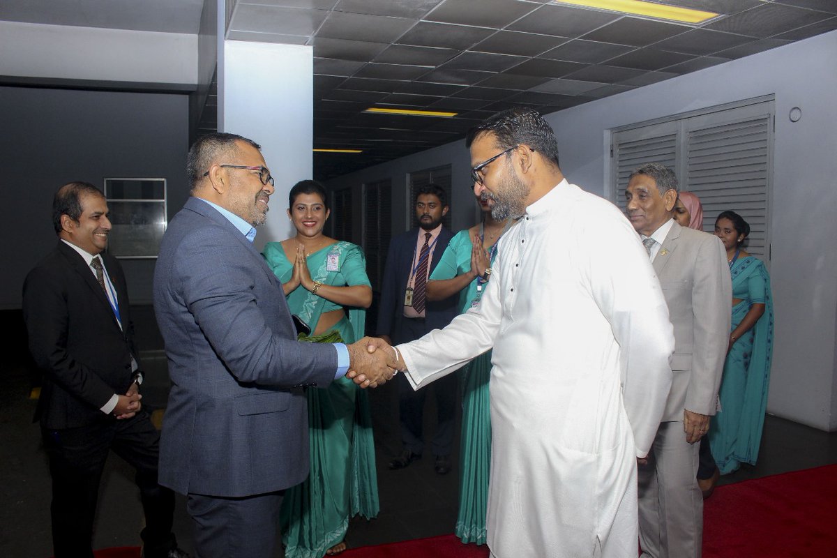 MFA_SriLanka's tweet photo. Foreign Minister of #Maldives @MoosaZameer who is on a three-day official visit to #SriLanka was received on arrival at the airport this evening by State Minister of Foreign Affairs @TharakaBalasur1.

#DiplomacyLK  #lka
🇱🇰🇲🇻 https://t.co/Z1Ynj4YprS