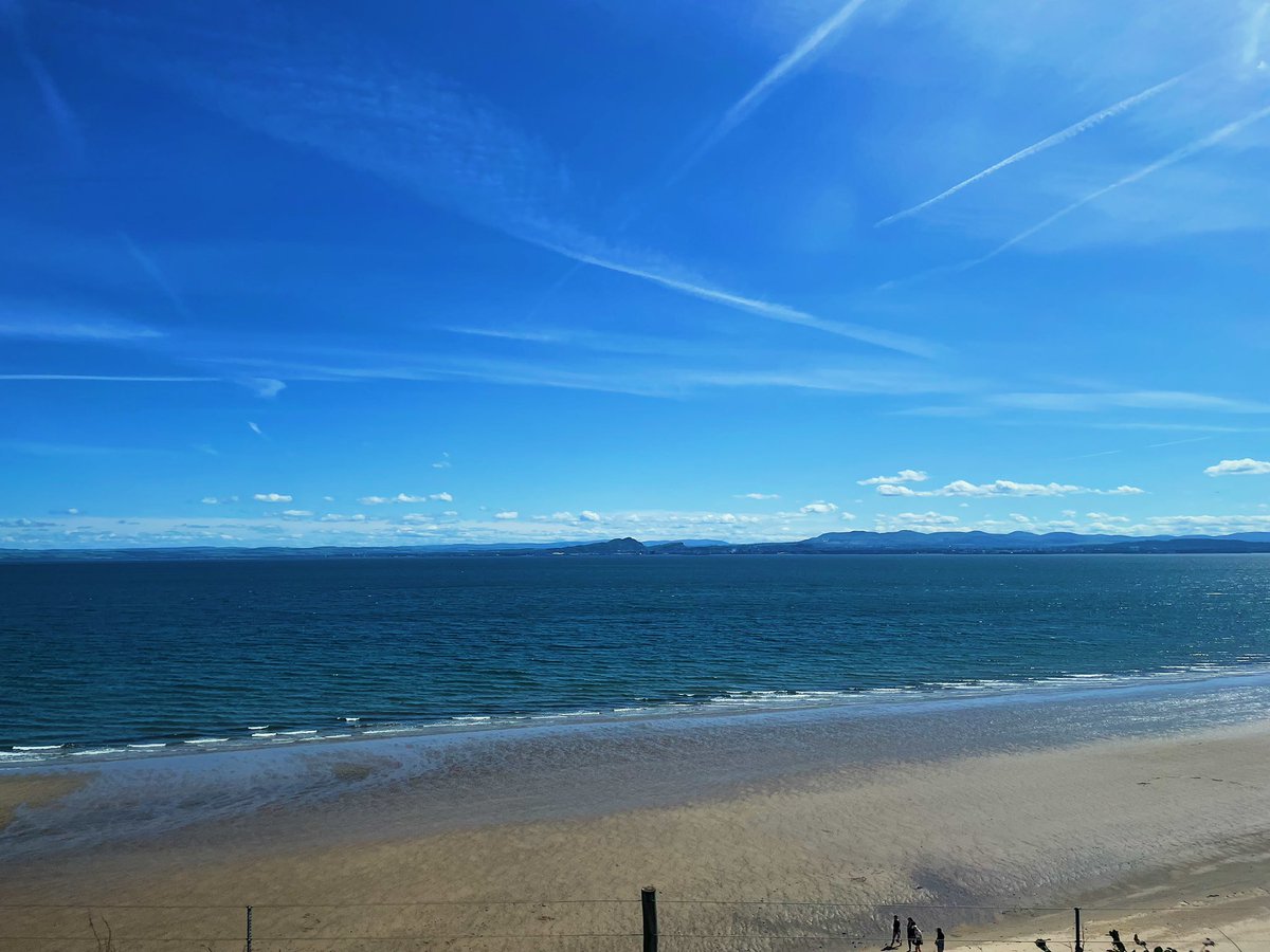 Barberstig's tweet photo. What a glorious day to head around the coast of Fife heading up to Aberdeen.
I’ve said this before, and I will say it again, I do love working this line up north.
1W11 and set 800104 🏴 today.
#railways #officewindow https://t.co/4HNue3qzk1